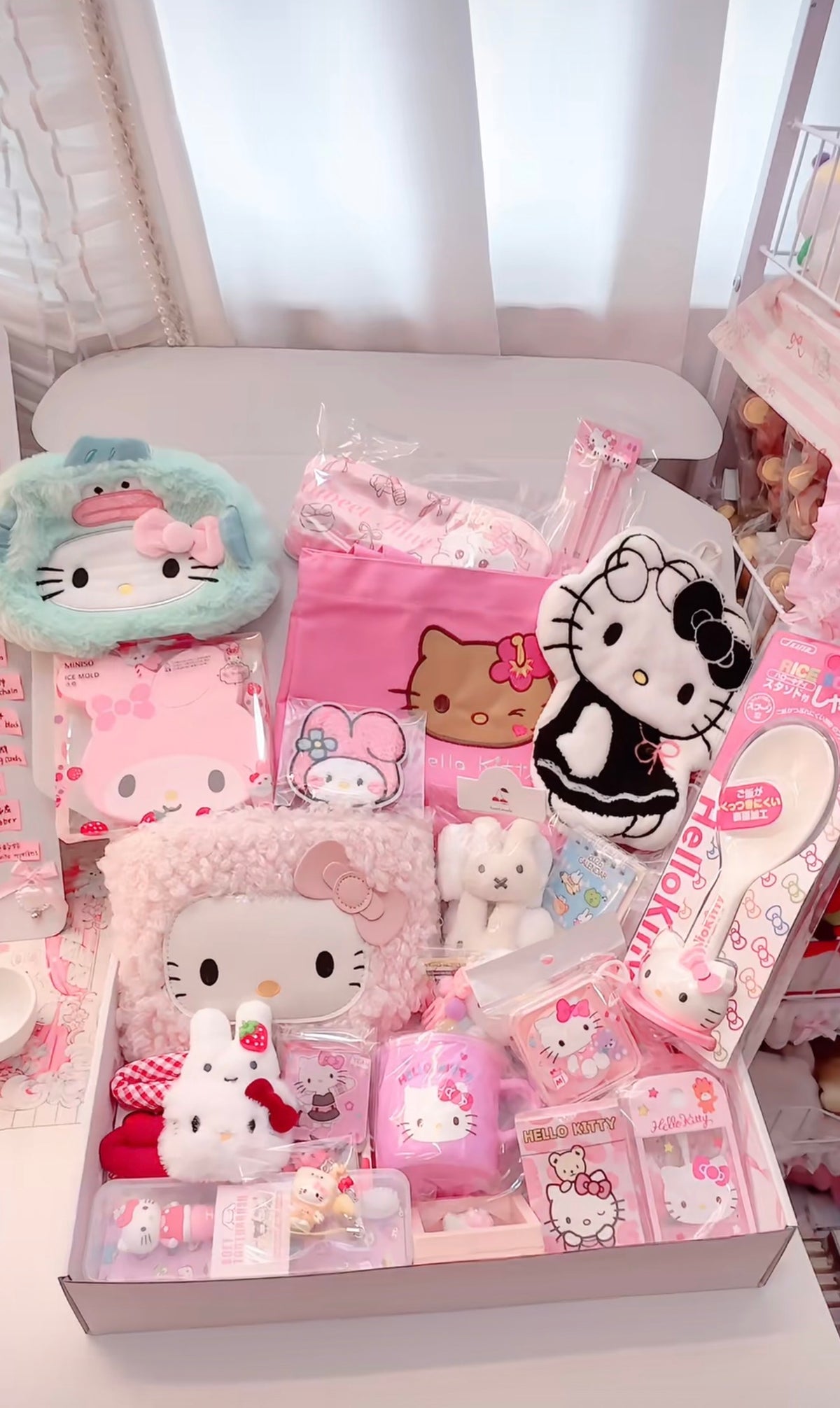 Lucky Scoop – 3 SCOOPS + 4 Gifts & 1 Gacha