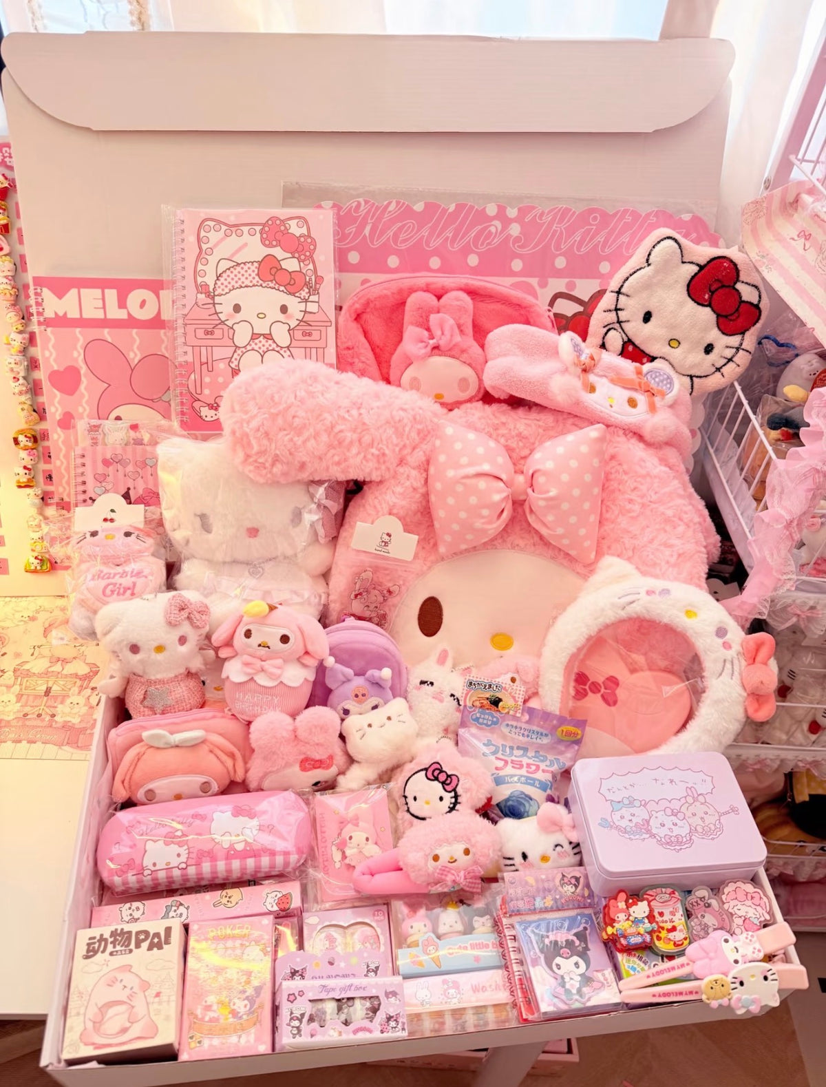 Lucky Scoop – 3 SCOOPS + 4 Gifts & 1 Gacha